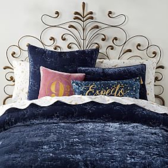 Pottery Barn Harry Potter Magical Velvet Quilt - Picture 3 of 6